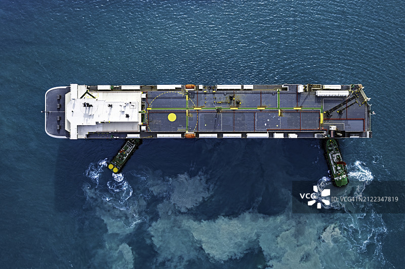 拖船推动集装箱货轮驶向码头商业港口卸货航拍图片素材