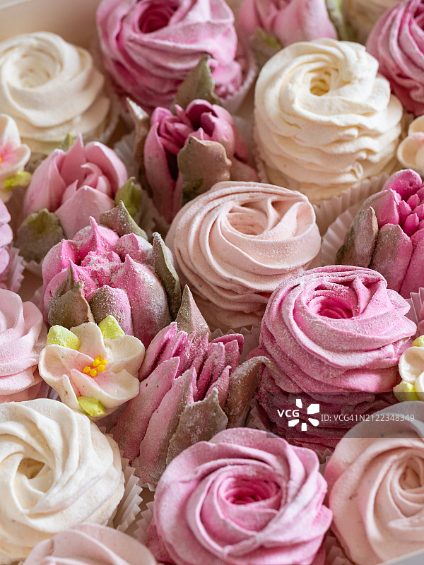 棉花糖制粉色奶油色花朵特写：玫瑰和郁金香图片素材