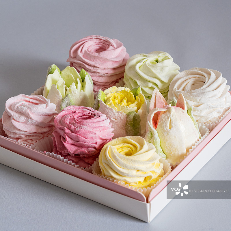 粉色盒子里优雅的彩色糖果图片素材