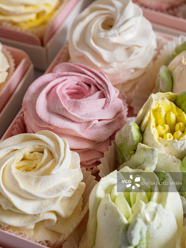 粉色礼盒中优雅的彩色糖果，由棉花糖制成的玫瑰花和郁金香，呈现出别致的风格图片素材