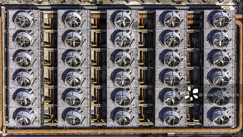 现代化工厂的冷却设备航拍俯视图，风扇正在运转图片素材