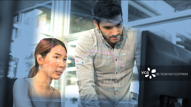 两位工程师在办公室中使用台式电脑图片素材