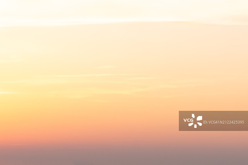 日出时天空中的金色橙色图片素材