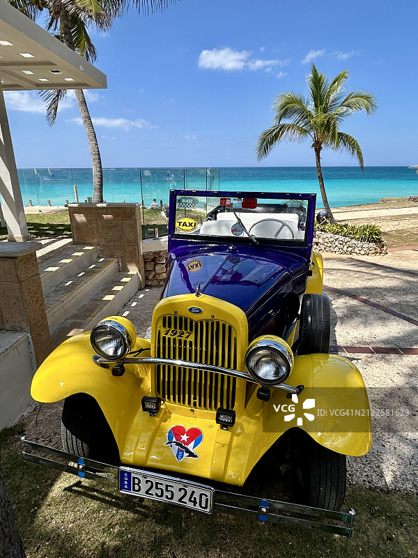 2024年3月古巴巴拉德罗海滩旧汽车图片素材