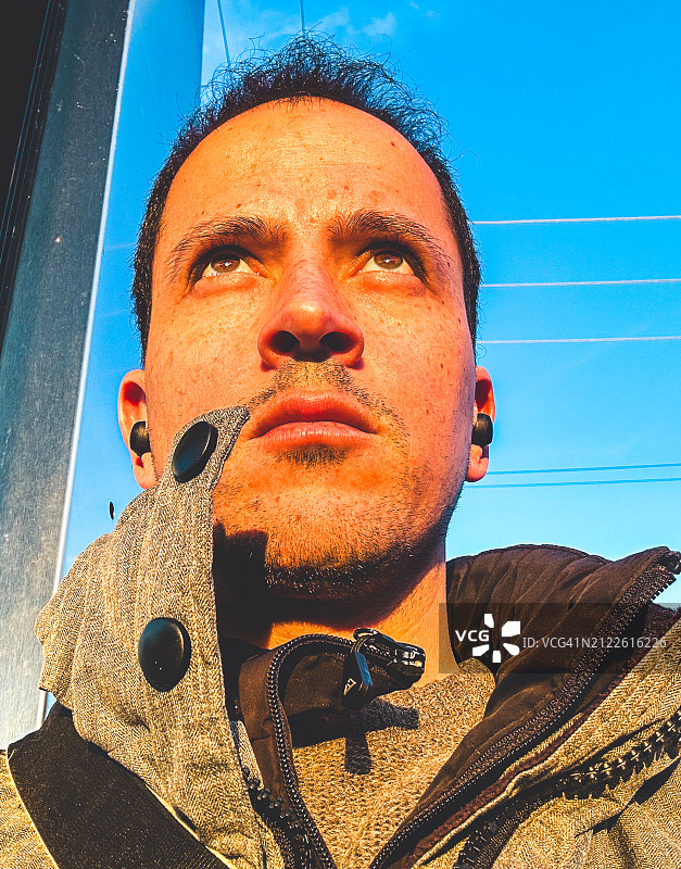 阳光照在脸上的男人自拍图片素材