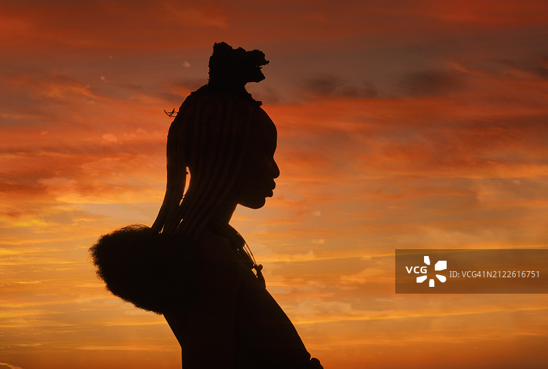 纳米比亚日落时分辛巴族妇女的剪影图片素材