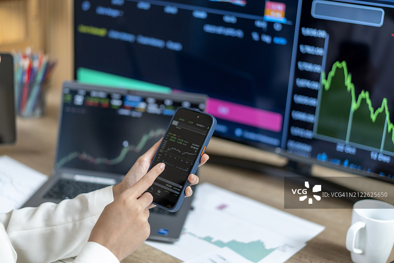 成功的精明女投资人和加密货币交易员图片素材