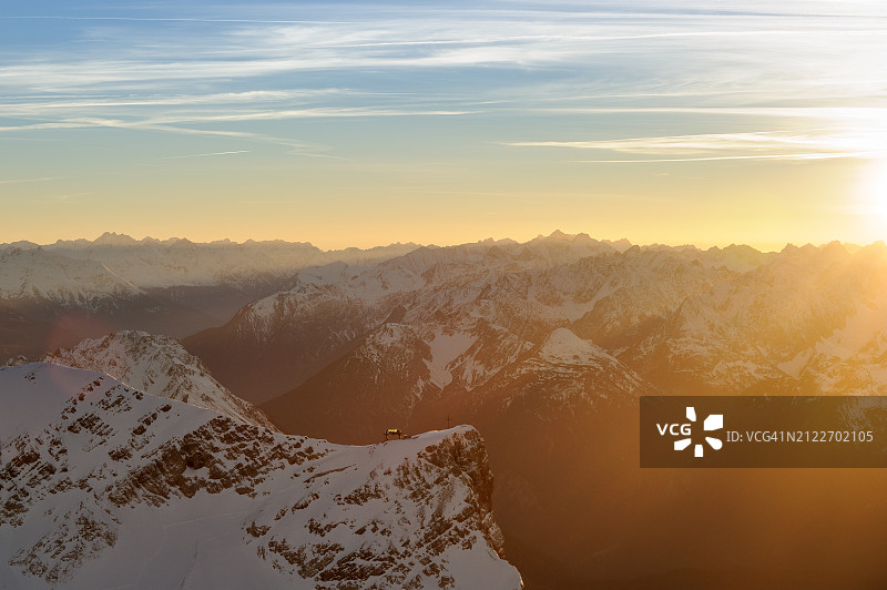 日落时雪山映衬天空的美景图片素材