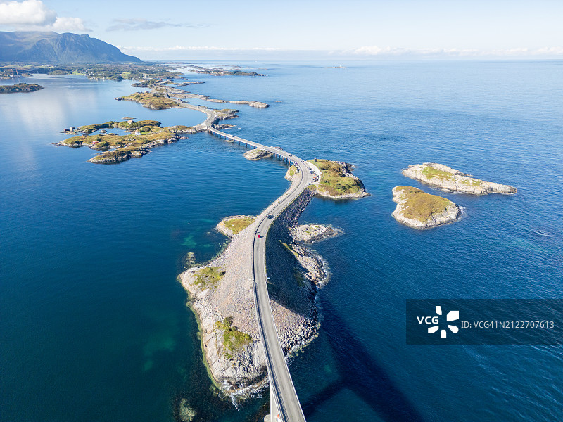 蜿蜒穿过岩石岛屿的公路图片素材