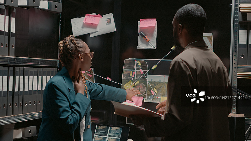 商务人士在办公室工作到很晚图片素材