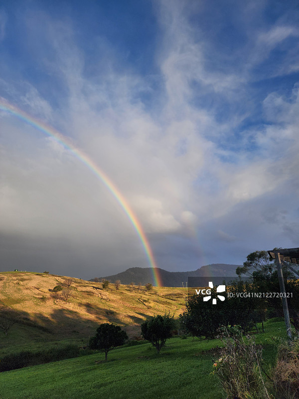 田野上空的彩虹景色图片素材