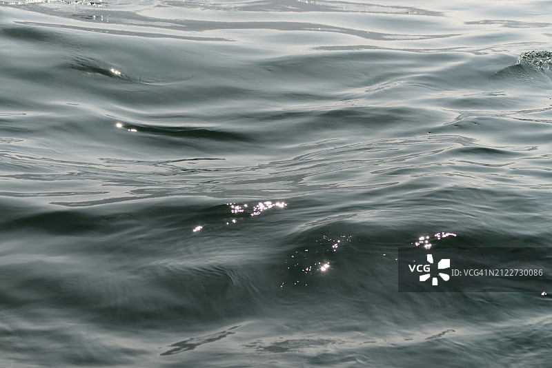 在日本海游泳的人们俯视图图片素材