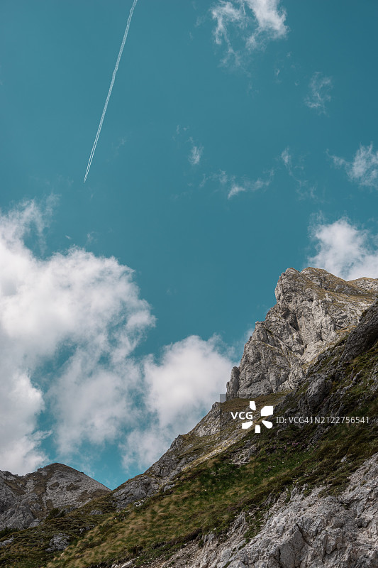 山对天空的低角度视图图片素材