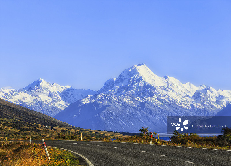 白雪皑皑的群山映衬着湛蓝的天空图片素材