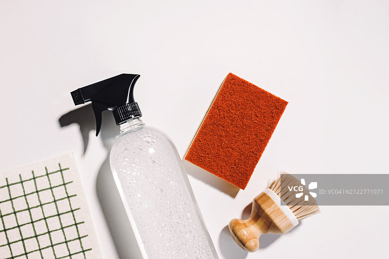 美国加利福尼亚州，桌子上清洁设备的高角度视图图片素材