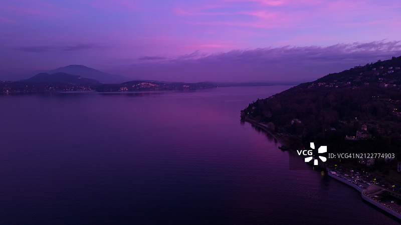 日落时大海对着天空的美景图片素材