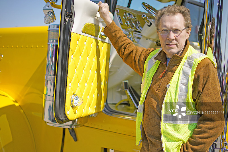 半挂卡车司机肖像图片素材