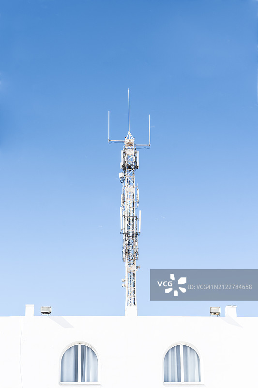 晴朗蓝天下通信塔的仰视角度图片素材