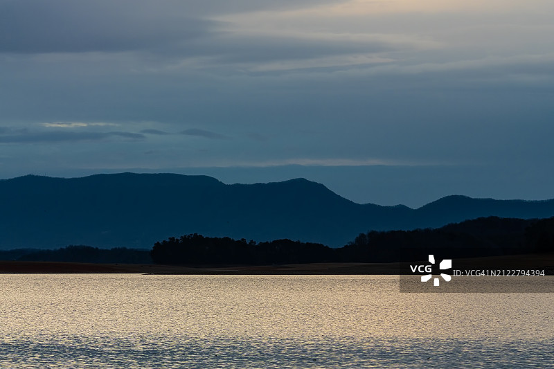 道格拉斯湖，田纳西州的山水相逢之处图片素材