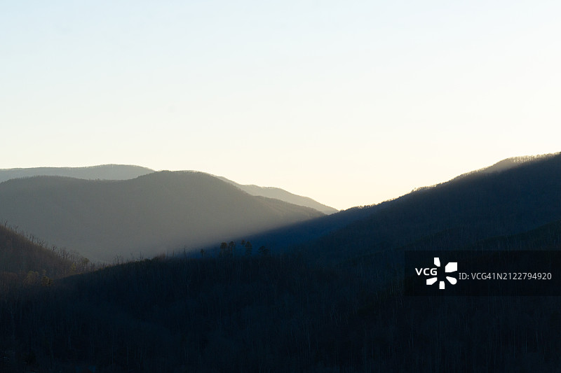 大雾山抽象极简山脊与天空图片素材