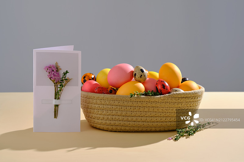 篮子里复活节彩蛋的特写图片素材