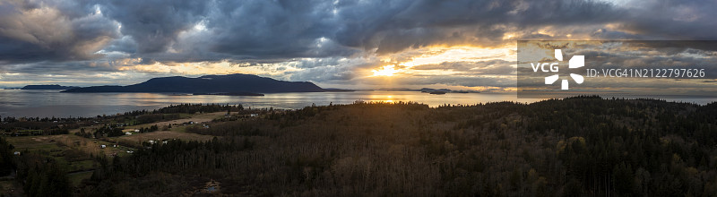 奥卡斯岛日落时分的壮丽云彩全景航拍图片素材