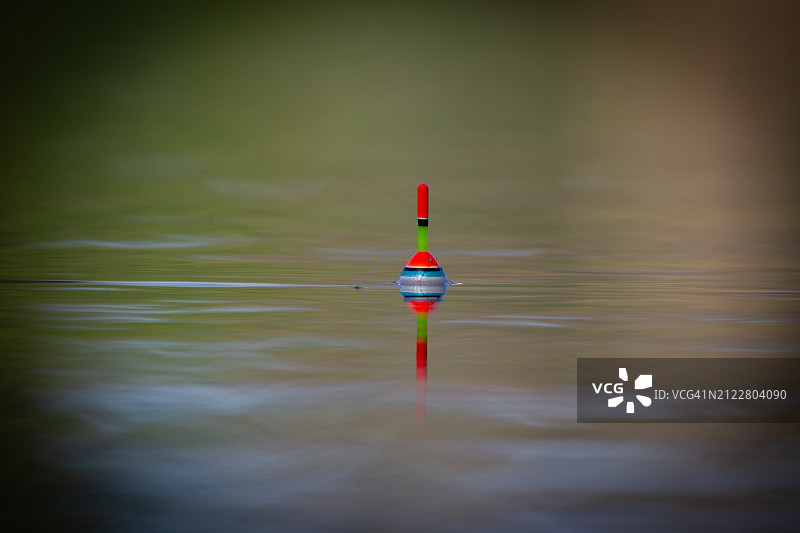 湖中鱼钩特写图片素材