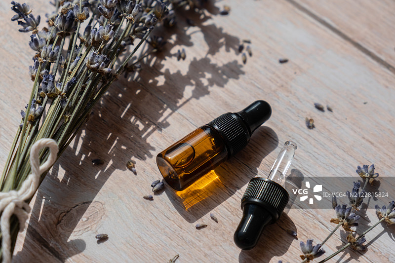 桌子上的鲜花高角度视图图片素材