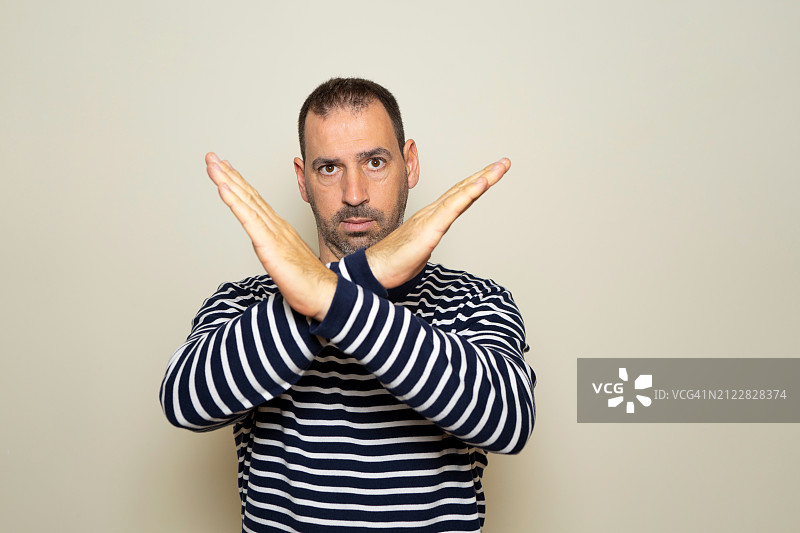 在白色背景下手势的男人肖像图片素材