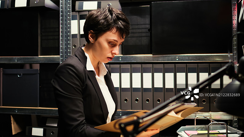 年轻女人弹钢琴的侧面视角图片素材