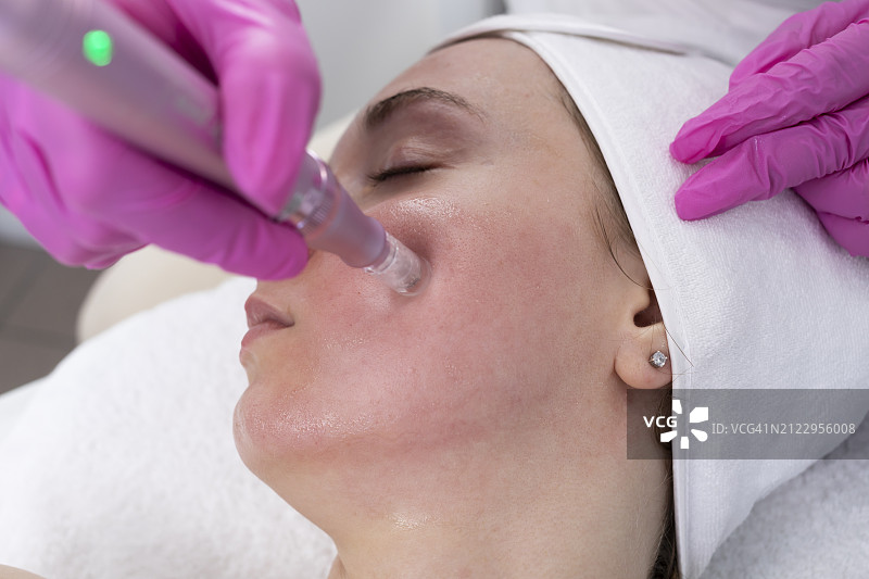 在美容院里，美容师为年长女性修眉图片素材