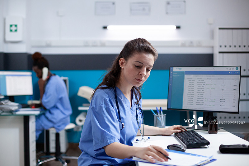 办公室里核对数据的白人护士图片素材