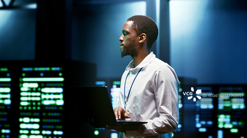 计算机科学家和工程师在控制区域监控数据和Web服务器图片素材