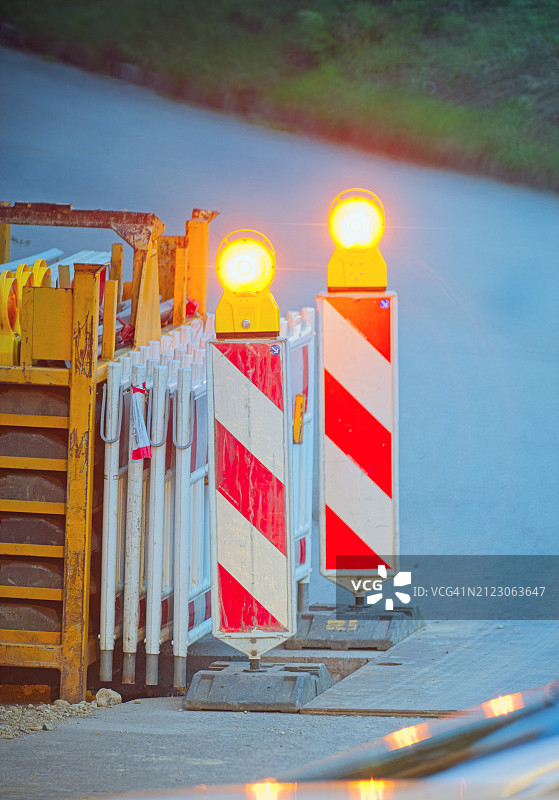 道路施工现场的闪烁灯光图片素材