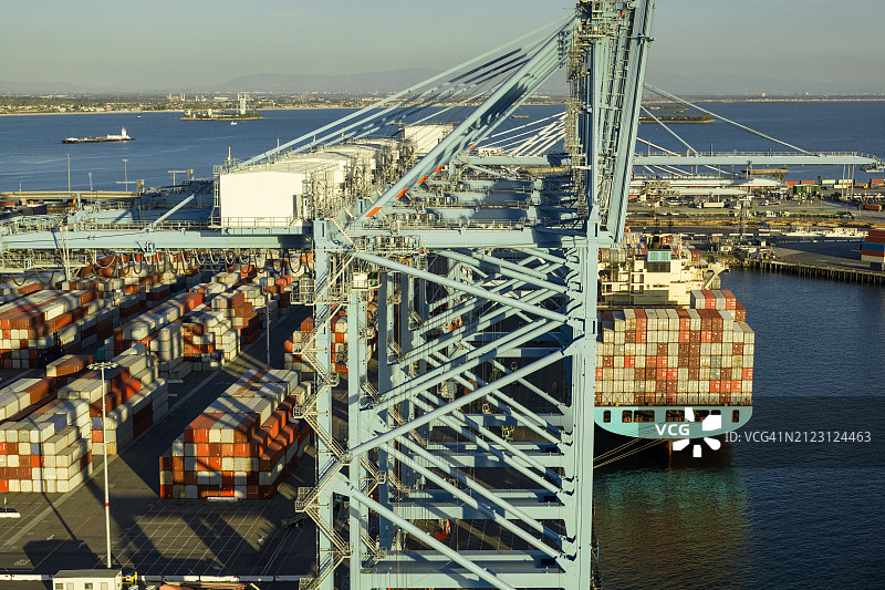 集装箱码头沿岸起重机航拍图片素材