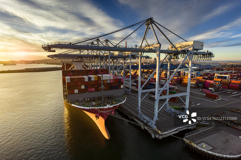 长滩港停靠的货船船尾航拍图片素材