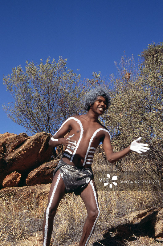 土著男子跳舞图片素材