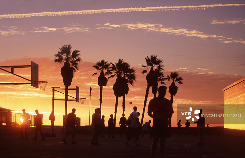 日落时分的街头篮球图片素材