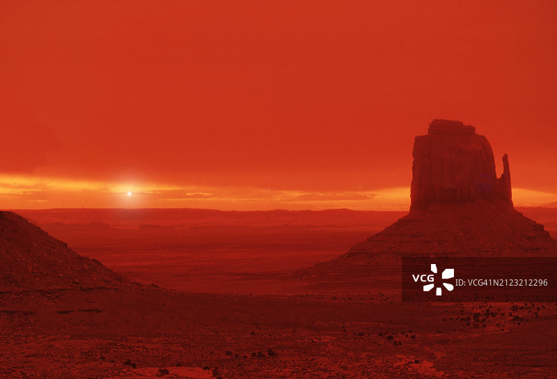 日出时分的纪念碑谷图片素材