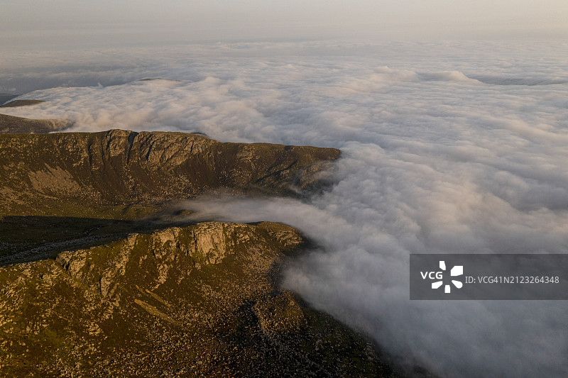 崎岖的海岸山脉和云朵航拍图片素材
