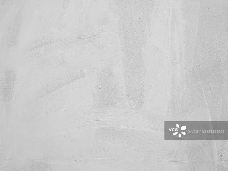 英国伦敦水泥墙上白色油漆层的特写。干净空旷的表面,粗糙的纹理,阳光,自然色调。图片素材