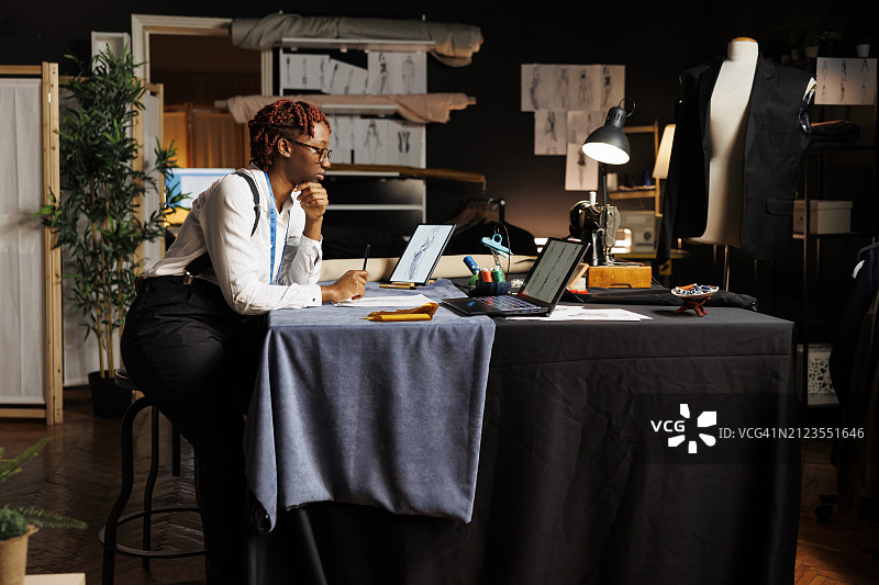 在办公室工作到深夜的女商人图片素材