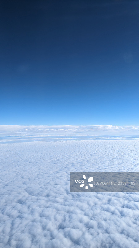 蓝天下的云景风光，哈勒默梅尔，荷兰图片素材