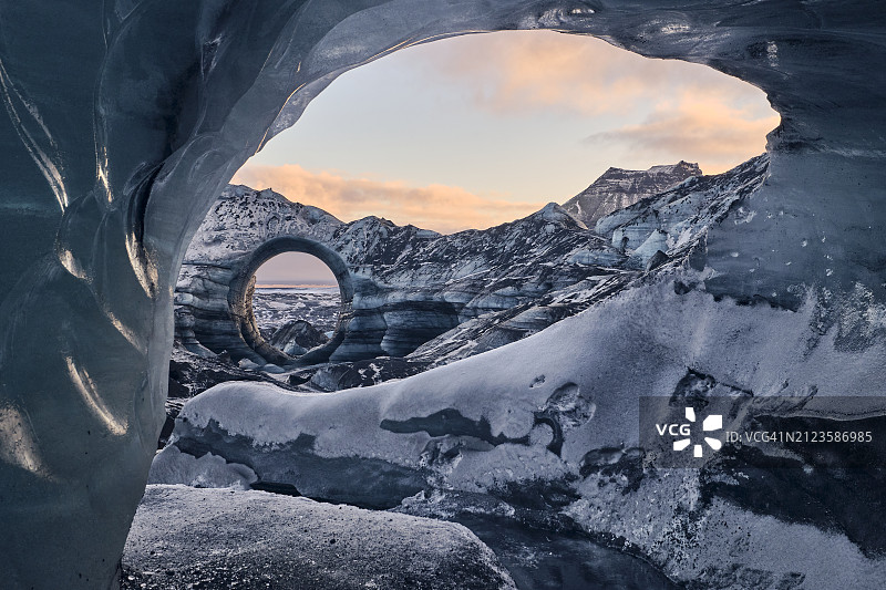 日落时雪山映衬天空的美景图片素材