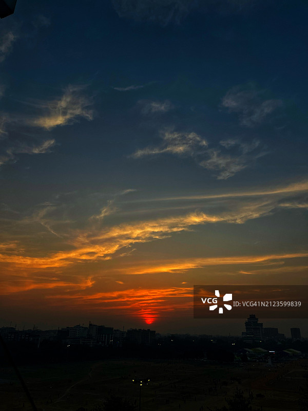 日落时天空映衬下的风景剪影图片素材