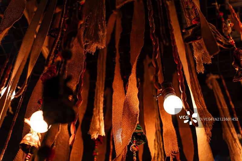 夜间悬挂的灯笼仰视角度图片素材