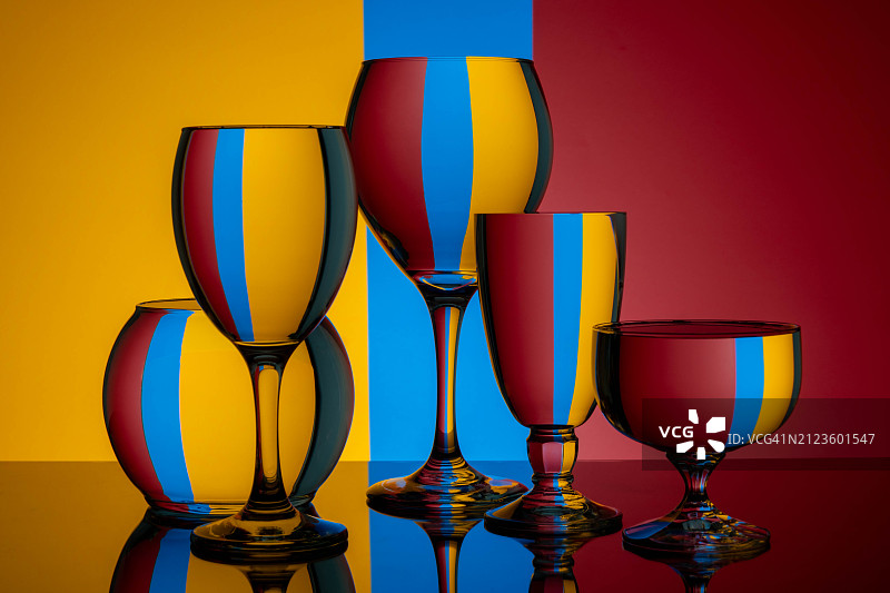 红色背景下桌上葡萄酒杯特写，加拿大渥太华图片素材