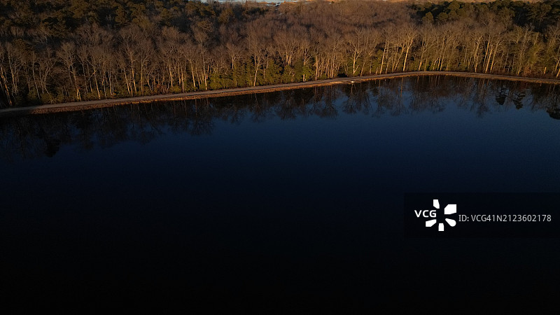 美国新泽西州夜空下的湖泊风光图片素材