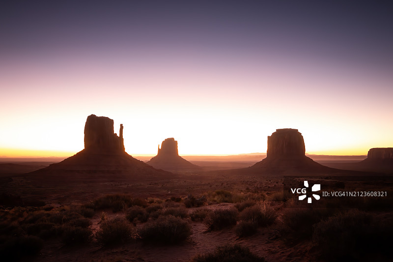 日落时分美国犹他州纪念碑谷岩层风光图片素材