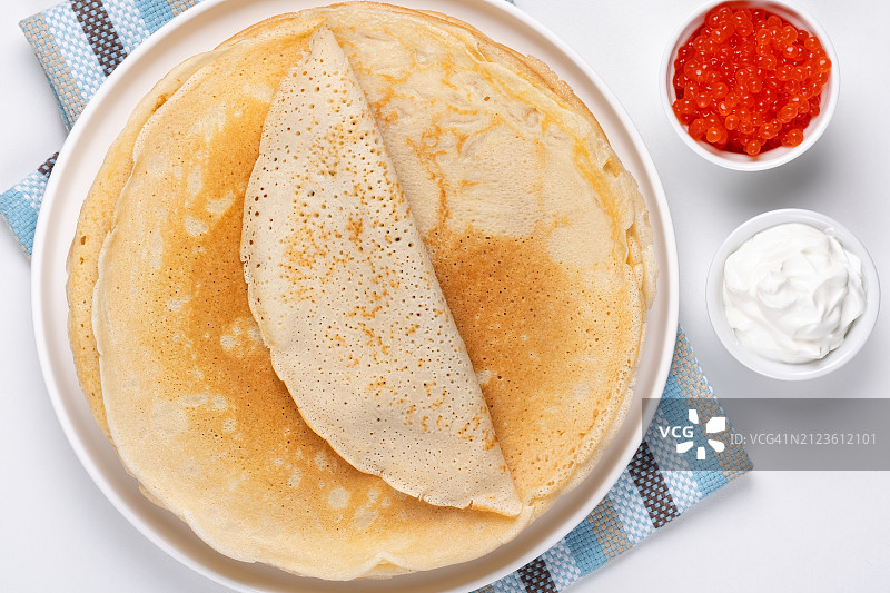 正上方是餐桌上盘子里食物的照片图片素材